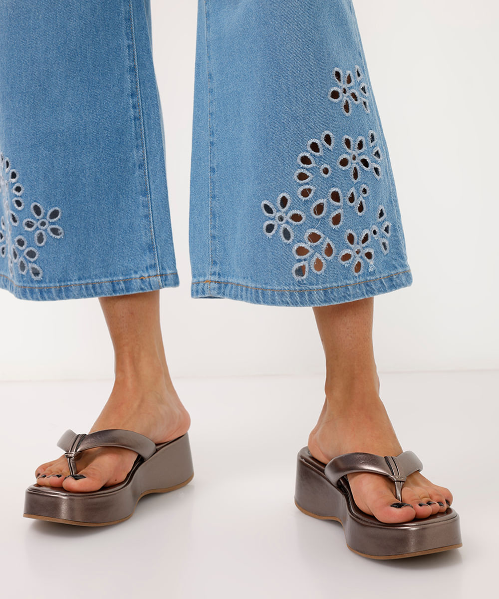 calça wide leg cropped jeans flores vazadas na barra azul