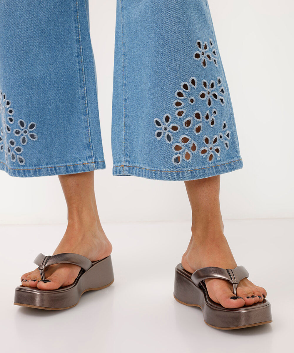 tamanco flatform metalizado via uno prateado