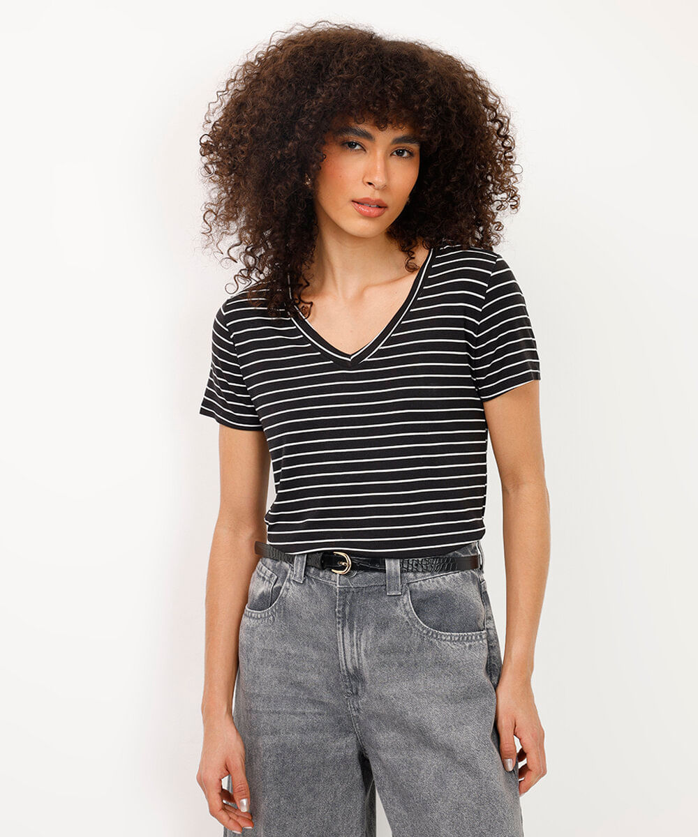 camiseta feminina básica estampada de poá manga curta decote v multicor - preto