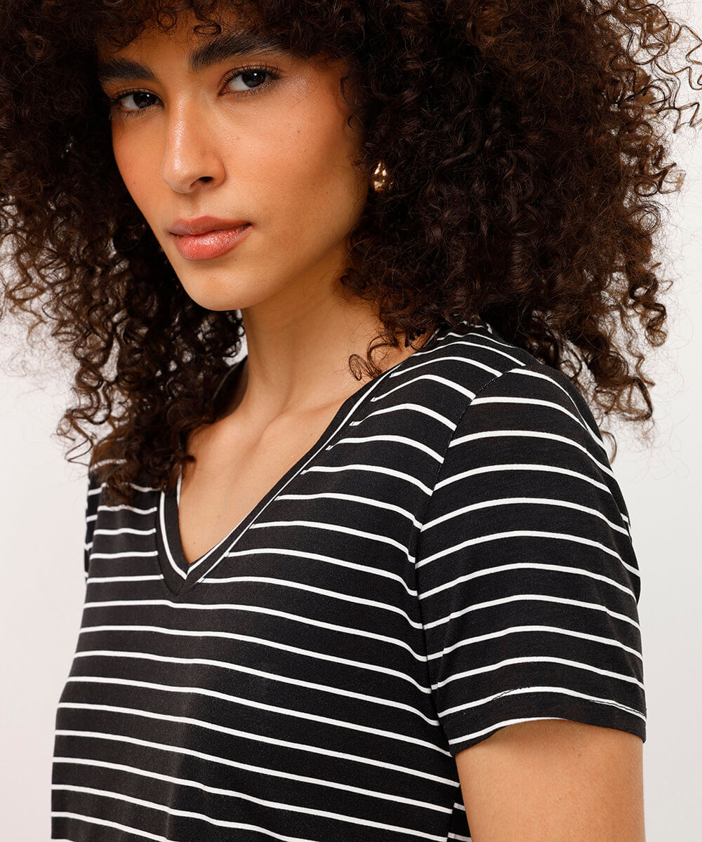 camiseta feminina básica estampada de poá manga curta decote v multicor - preto