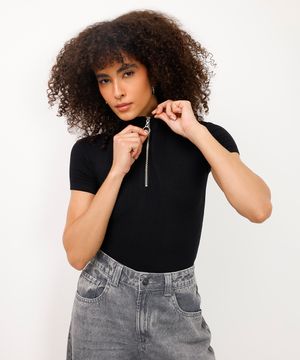 blusa canelada com zíper de argola manga curta preto