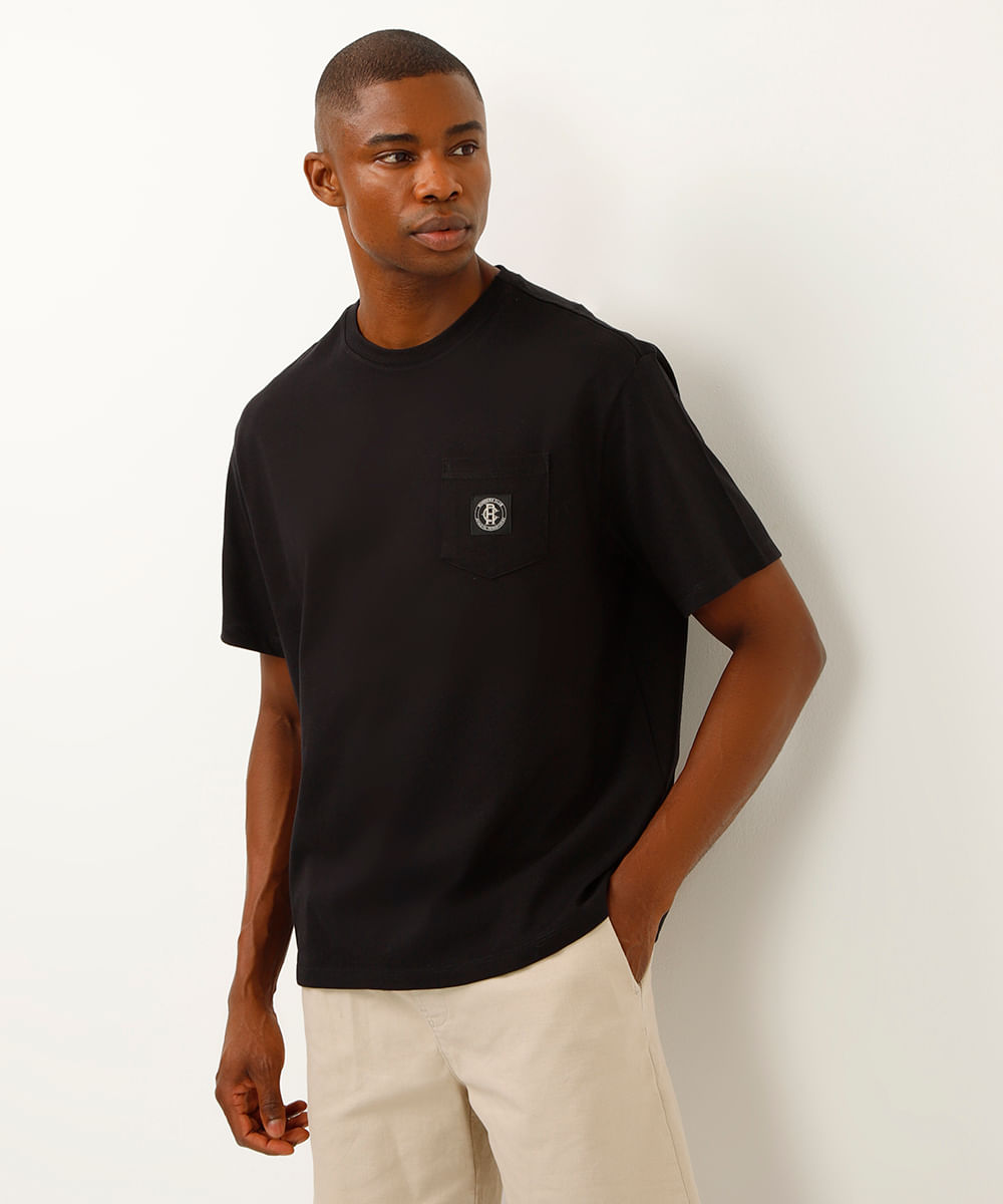 camiseta de algodão manga curta com bolso preta