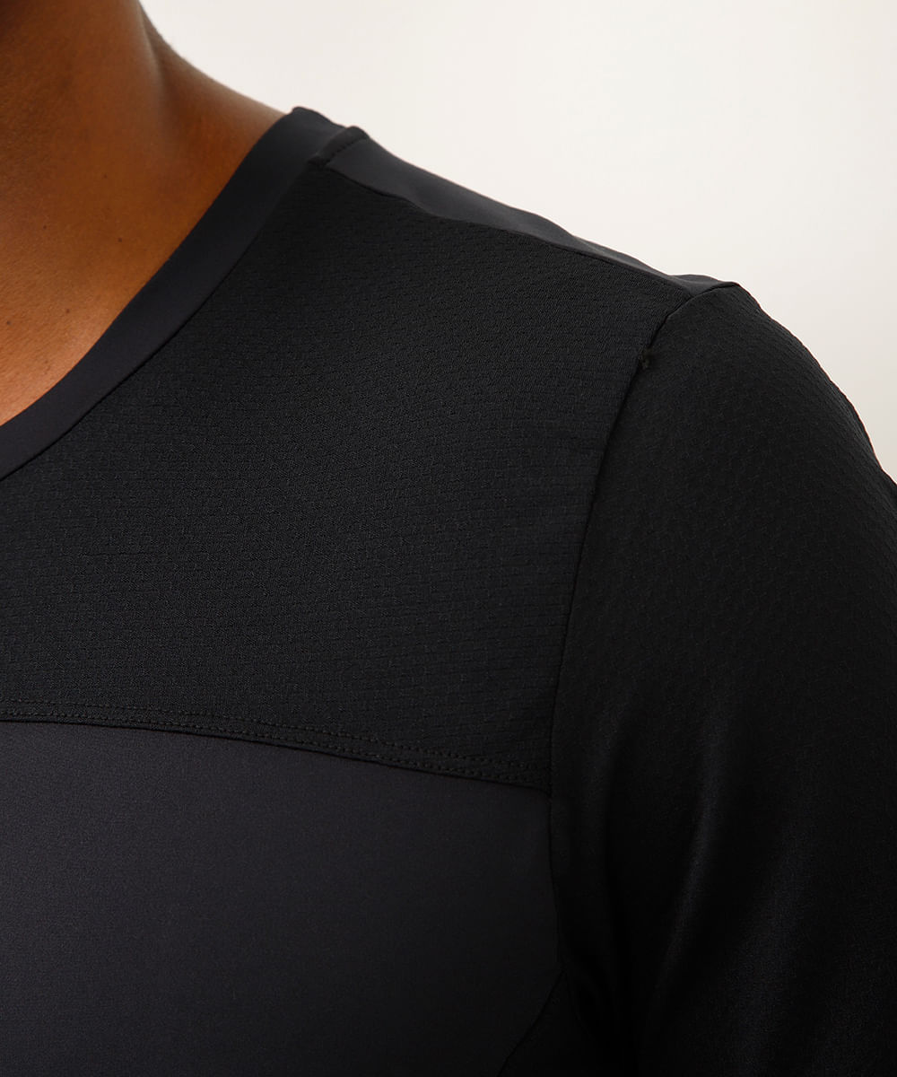camiseta slim manga curta com recortes esportiva preta