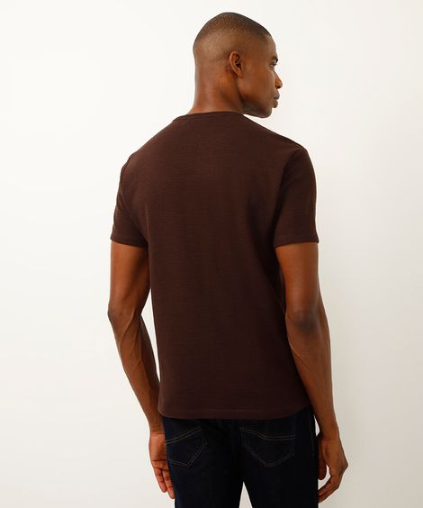 camiseta slim texturizada manga curta gola careca marrom
