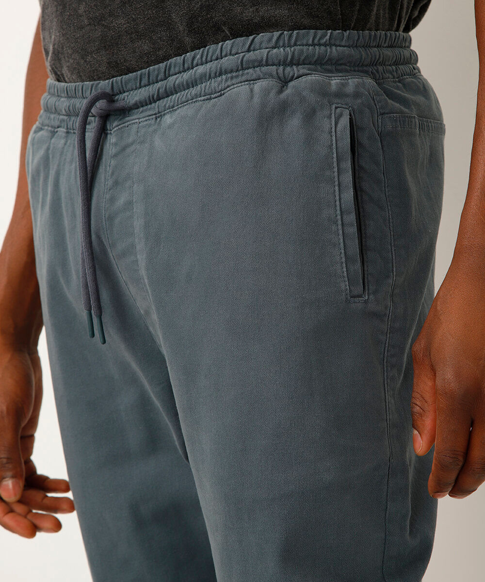 calça jogger de sarja cós com elástico cinza