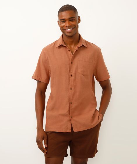 camisa de algodão manga curta com bolso marrom