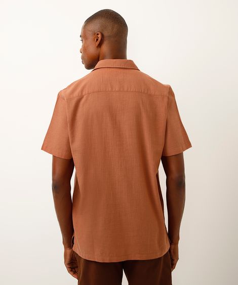 camisa de algodão manga curta com bolso marrom
