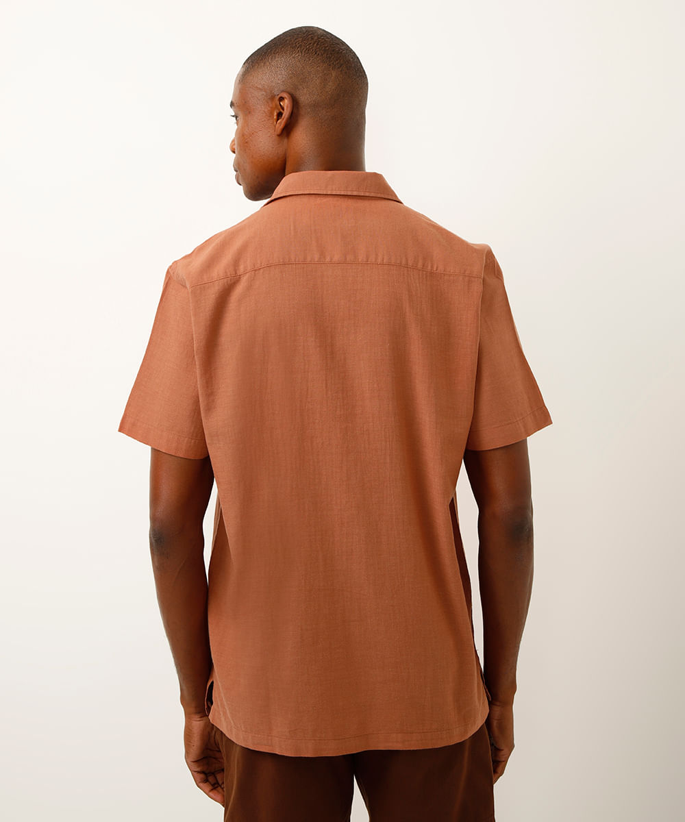 camisa de algodão manga curta com bolso marrom
