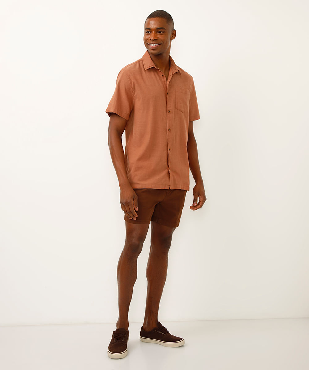 camisa de algodão manga curta com bolso marrom