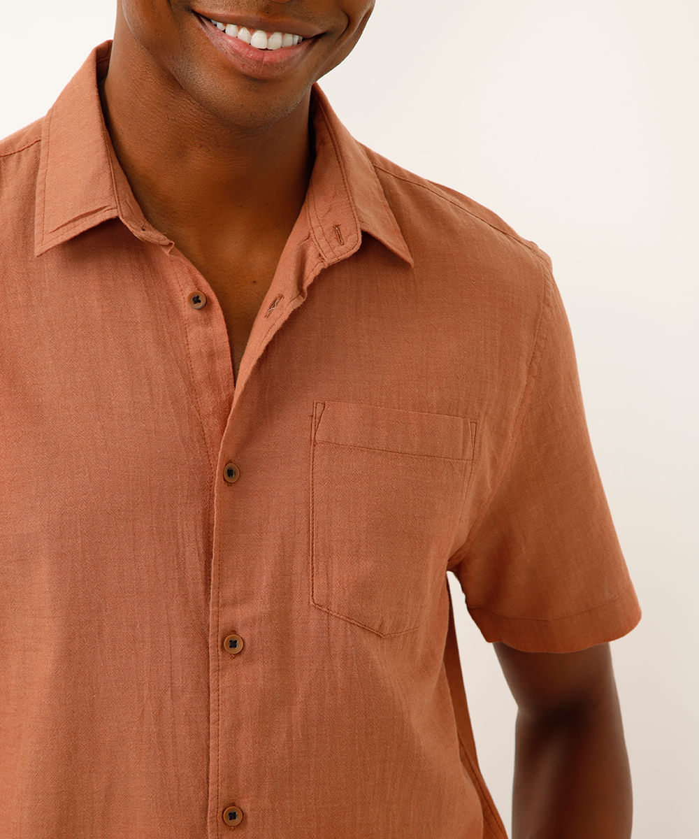 camisa de algodão manga curta com bolso marrom