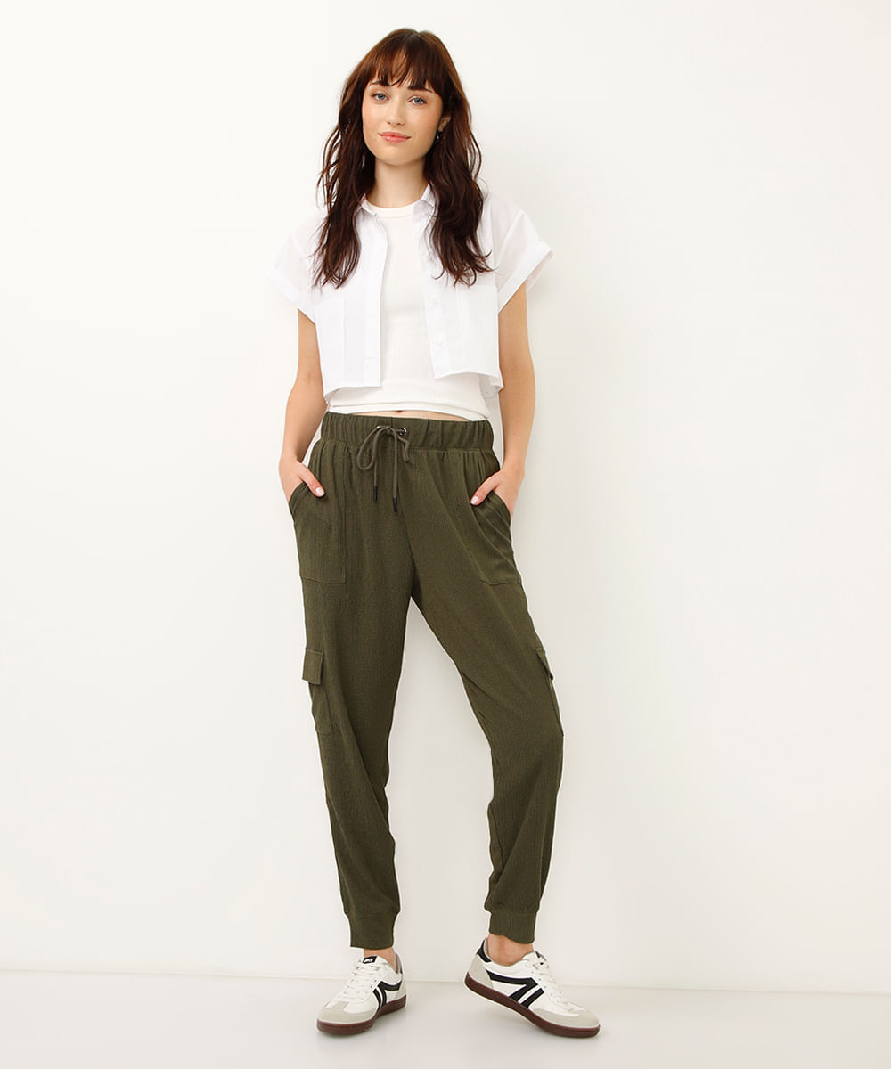 calça jogger bolsos cargo texturizada - verde militar