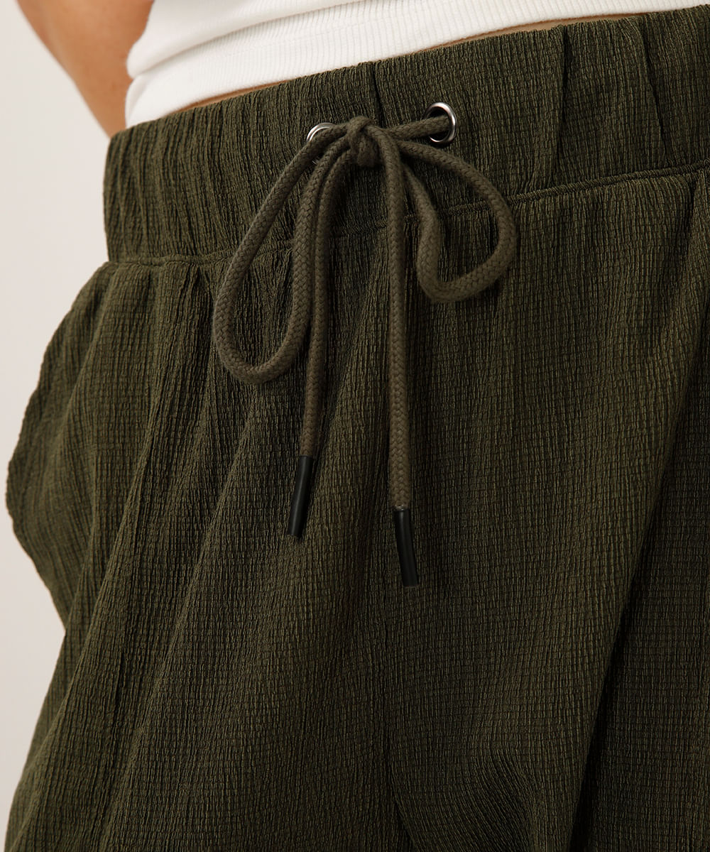 calça jogger bolsos cargo texturizada - verde militar