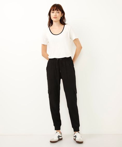 calça jogger bolsos cargo texturizada - preto