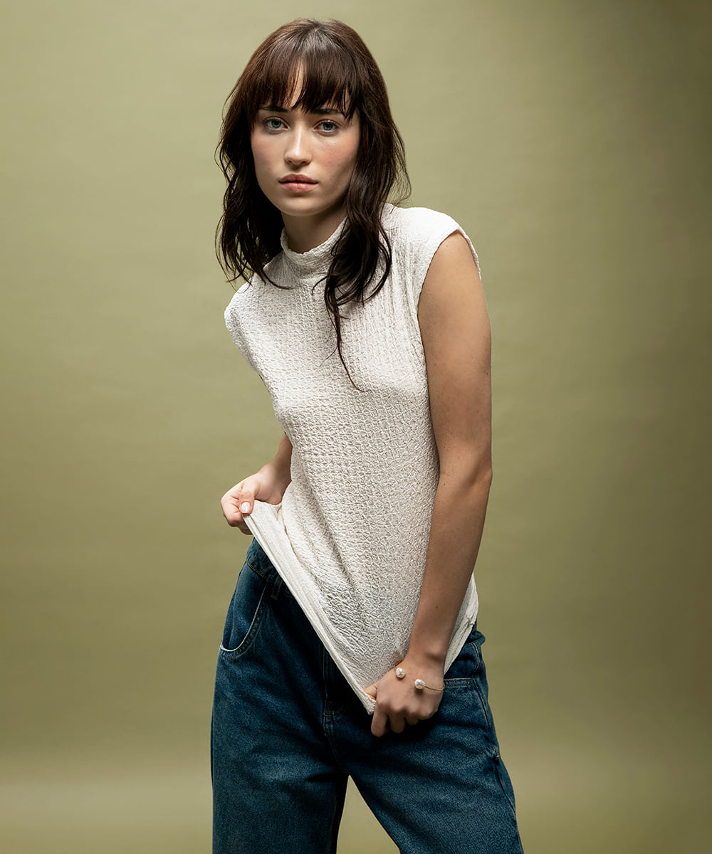blusa gola alta manga japonesa texturizada off white
