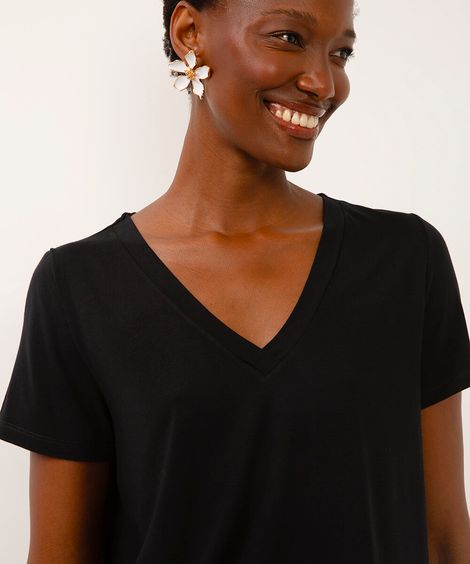 camiseta de viscose decote v manga curta preta