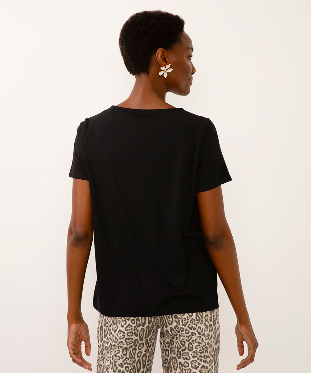 camiseta de viscose decote v manga curta preta
