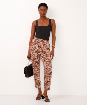 calça carrot animal print de viscose marrom