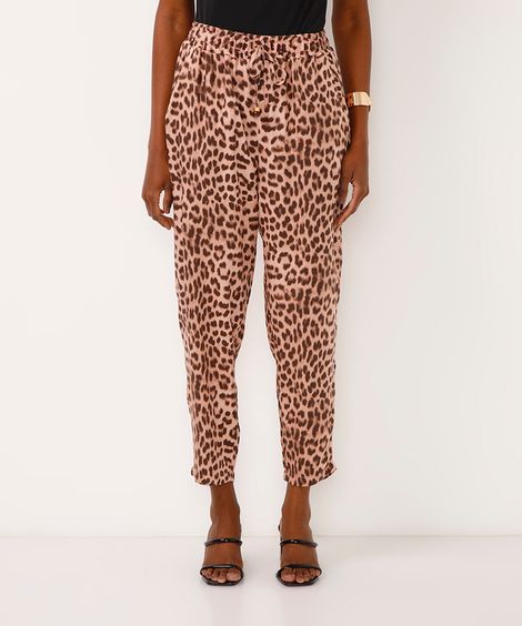 calça carrot animal print de viscose marrom