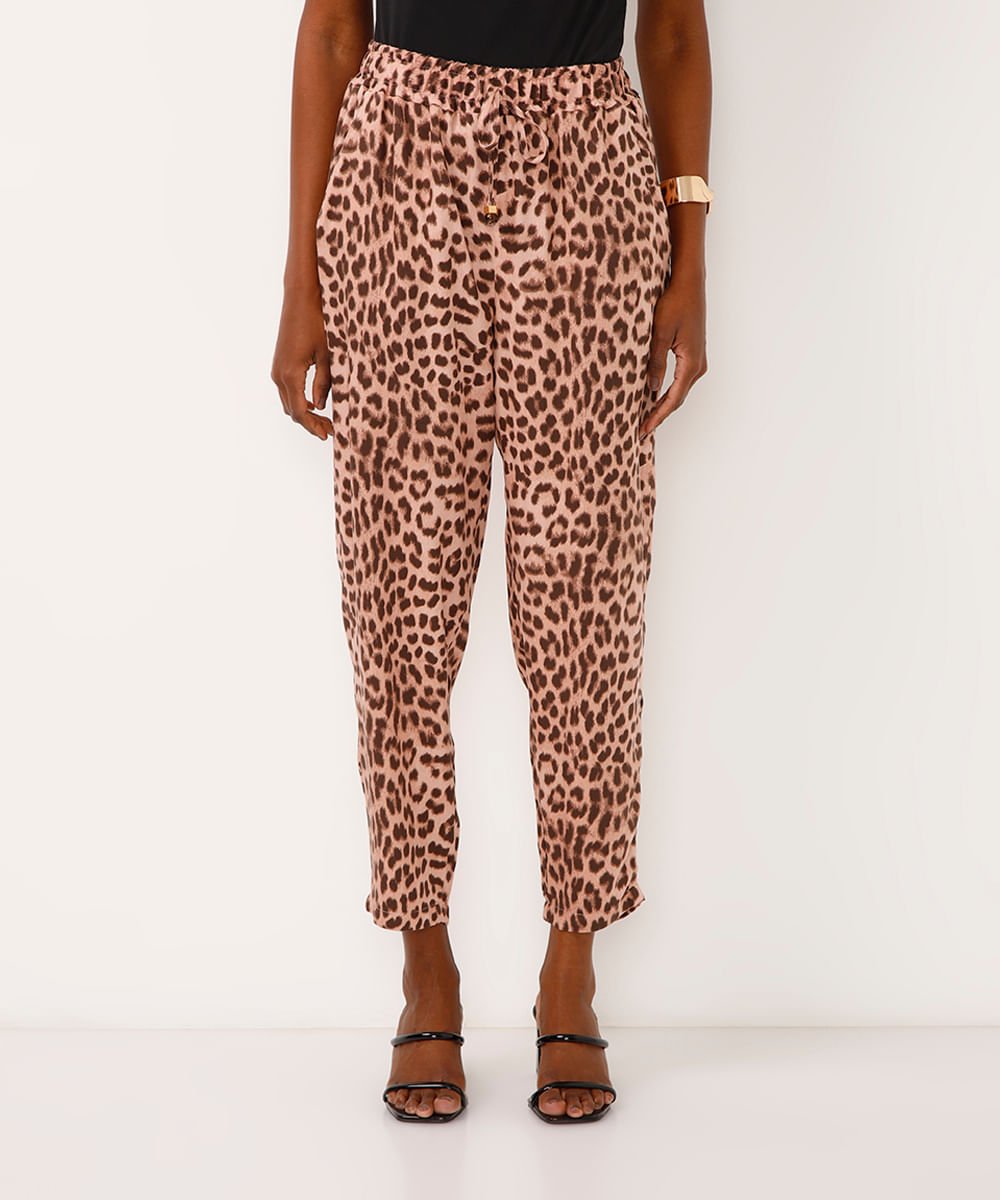 calça carrot animal print de viscose marrom