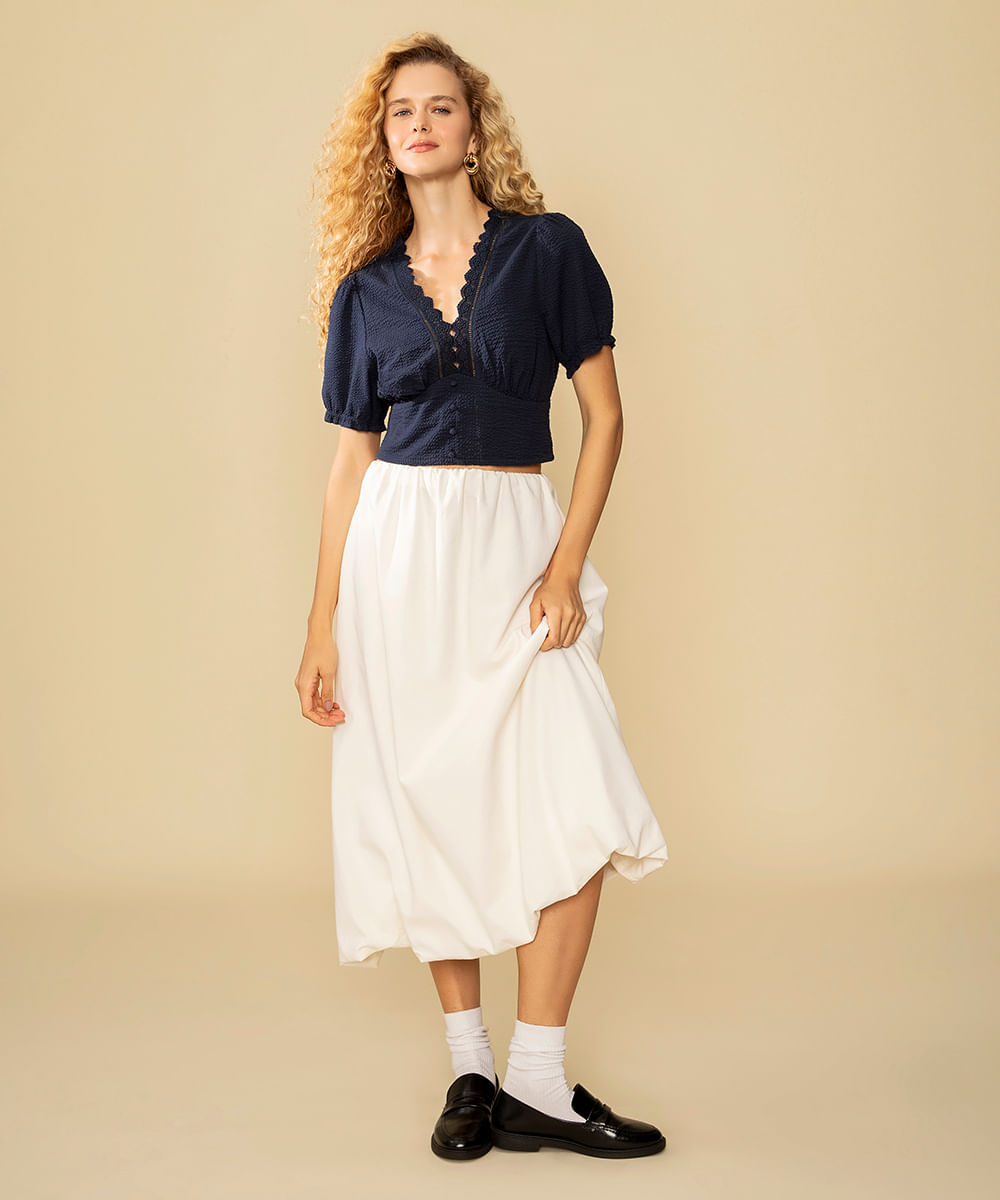 cropped texturizado com botão e renda azul marinho