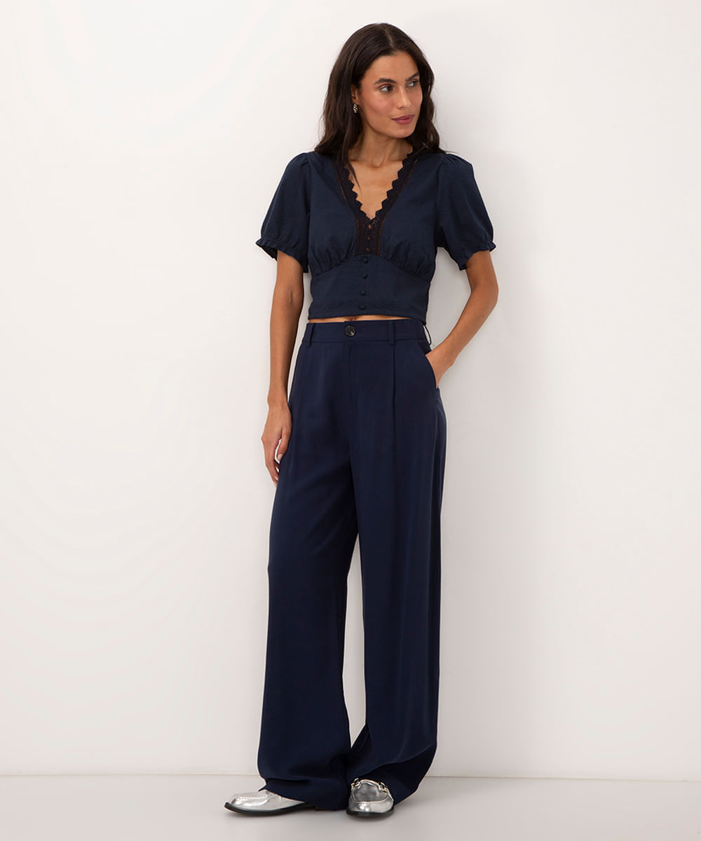 cropped texturizado com botão e renda azul marinho