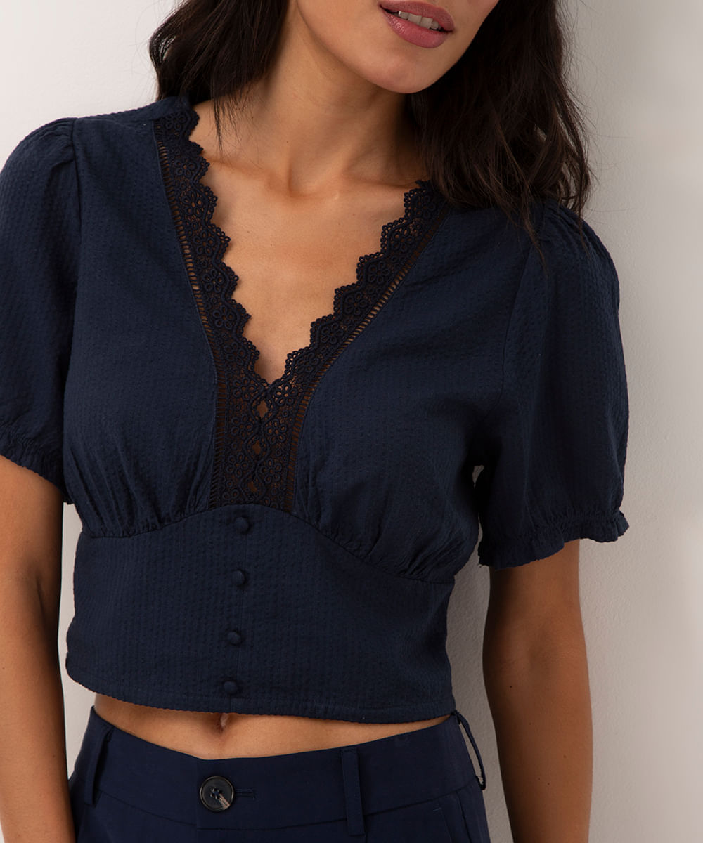 cropped texturizado com botão e renda azul marinho