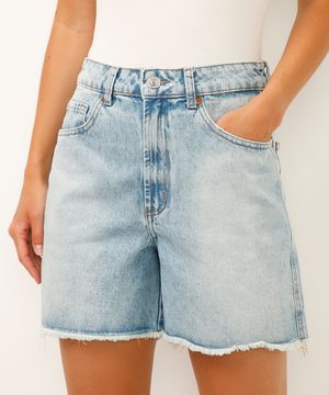 short mom jeans alongado barra desfiada azul