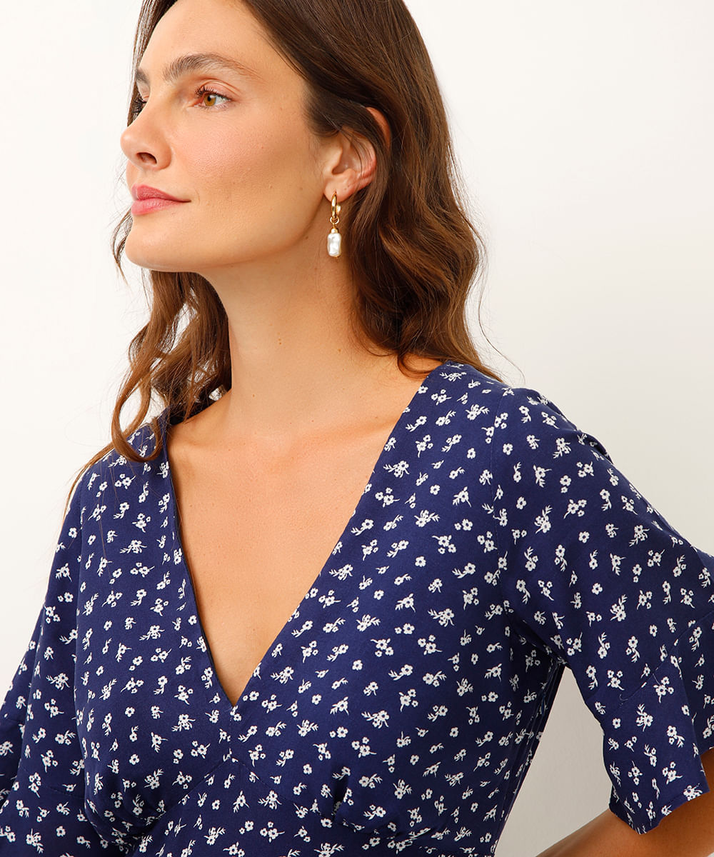 vestido curto de viscose decote v floral azul