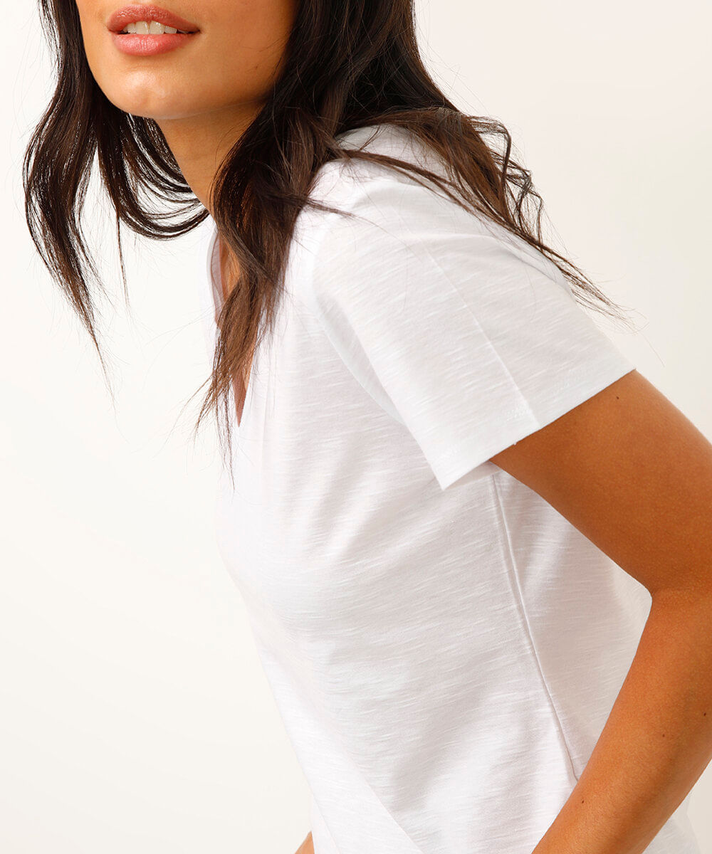 camiseta de algodão peruano decote v branca