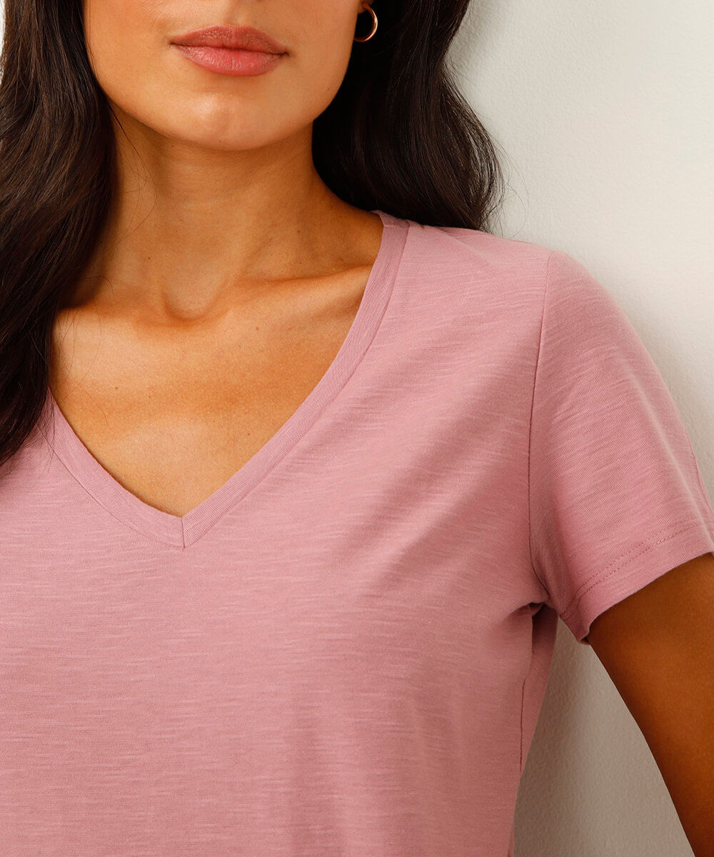 camiseta de algodão peruano decote v rosa