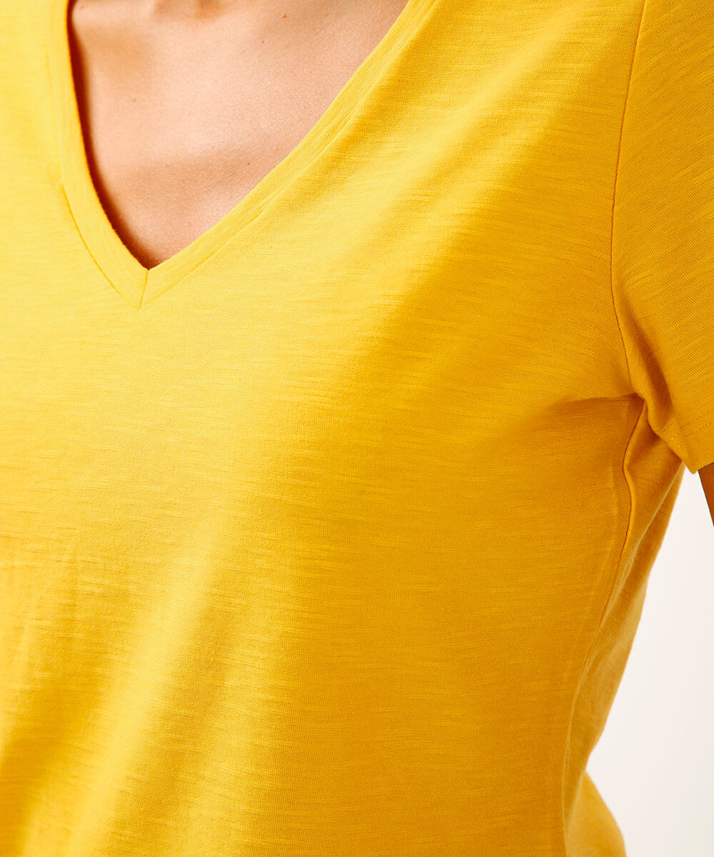 camiseta de algodão peruano decote v - amarelo