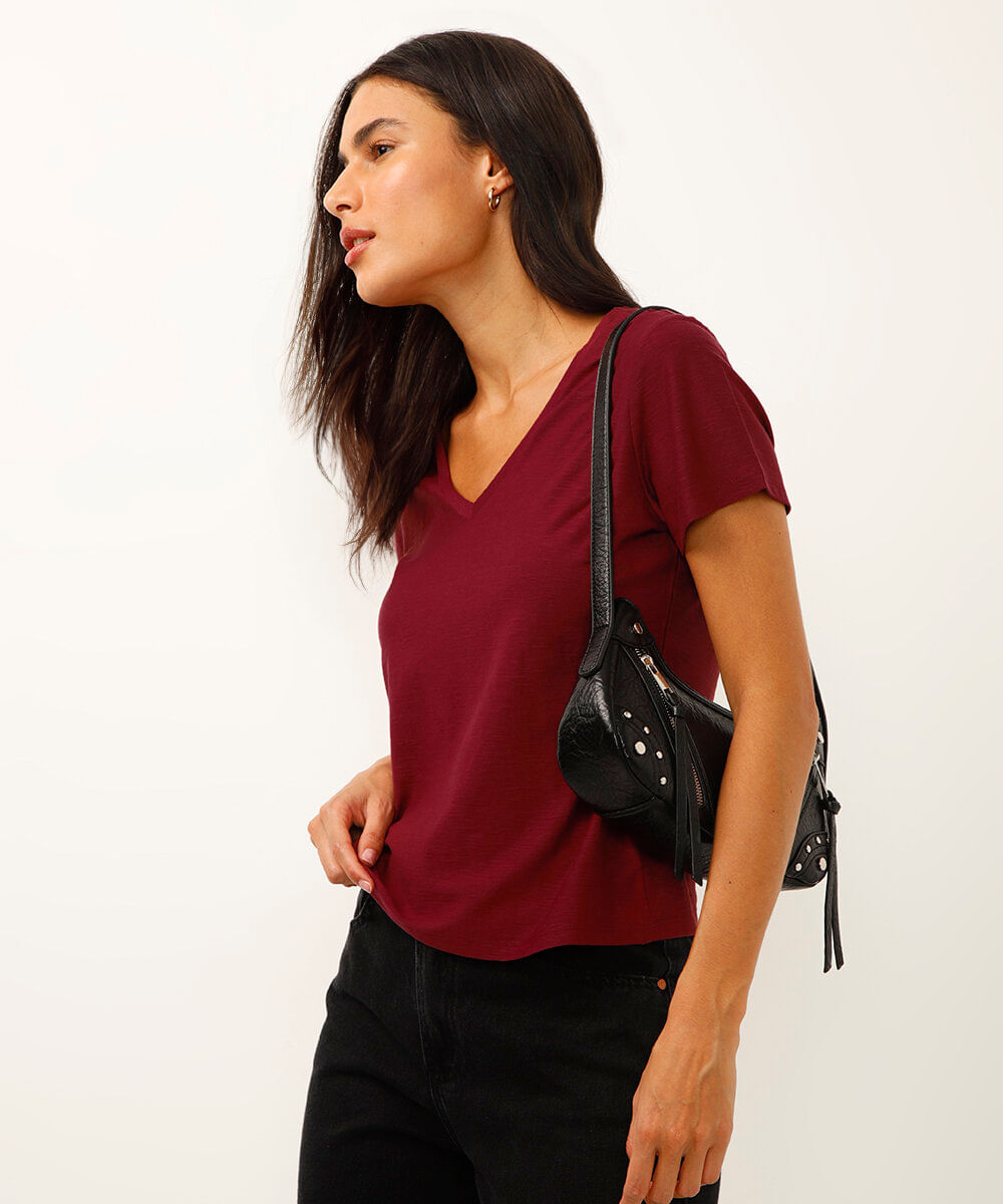 camiseta de algodão peruano decote v vinho