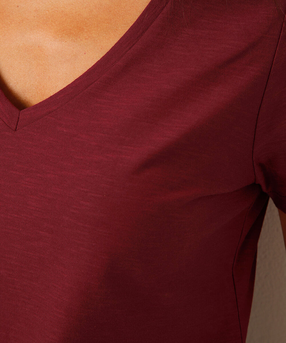 camiseta de algodão peruano decote v vinho