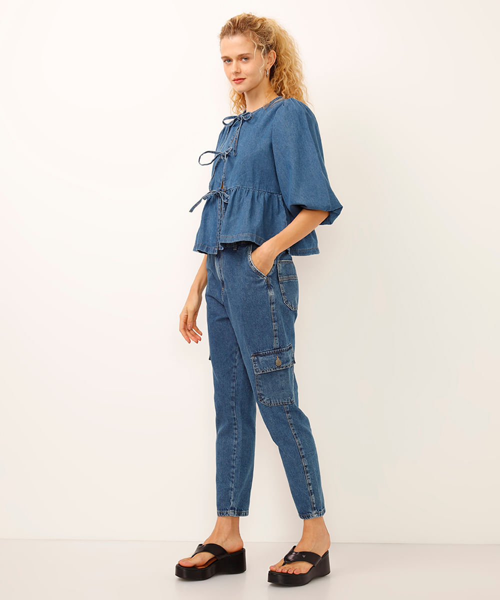 calça mom jeans bolsos cargo sawary azul