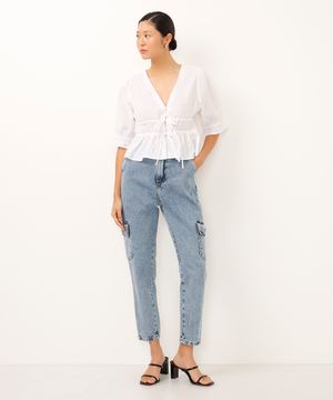 calça mom jeans bolsos cargo azul