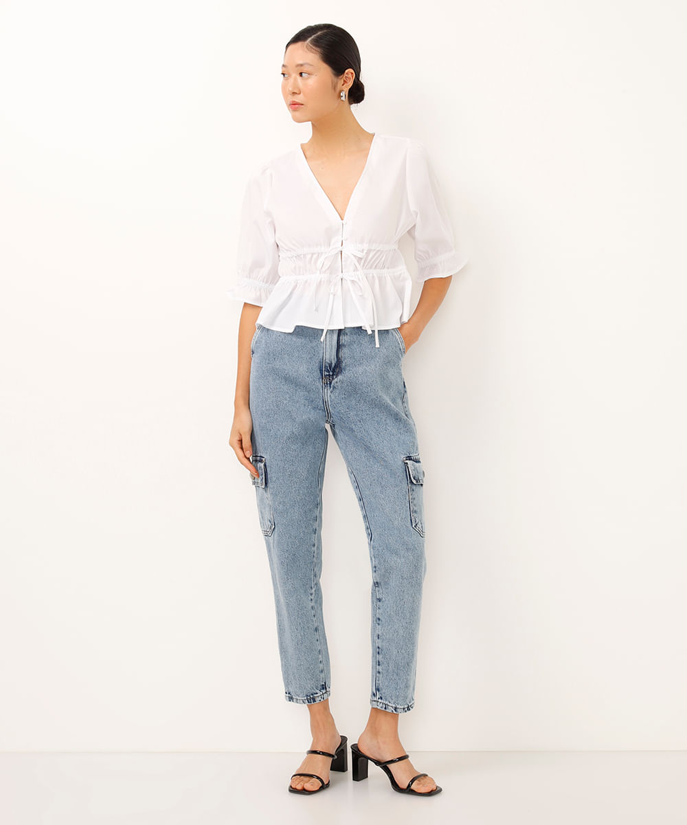 calça mom jeans bolsos cargo azul