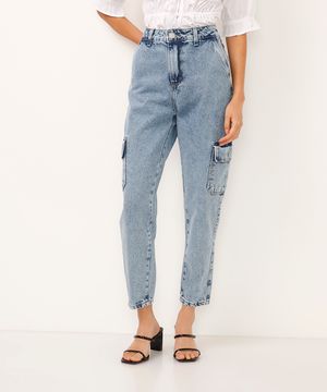 calça mom jeans bolsos cargo azul