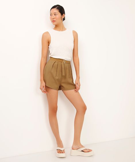 short mom de alfaiataria com pregas e cinto verde