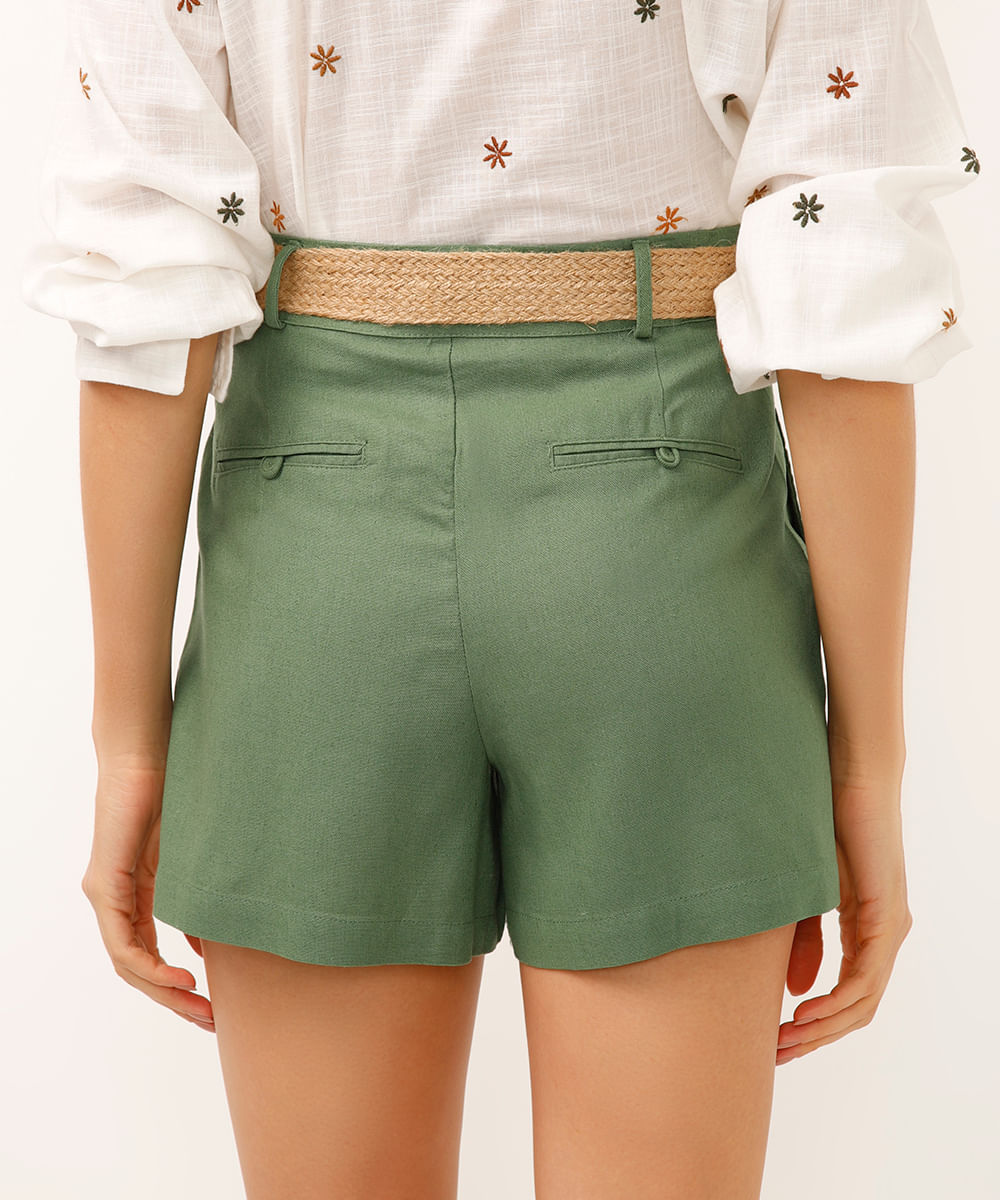 short com linho cintura alta e cinto verde
