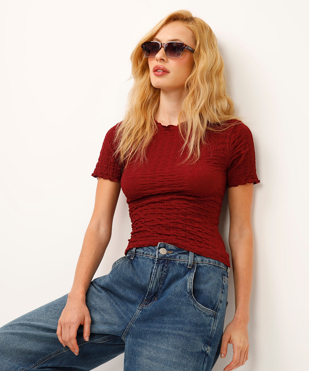 blusa texturizada manga curta com frufru vinho