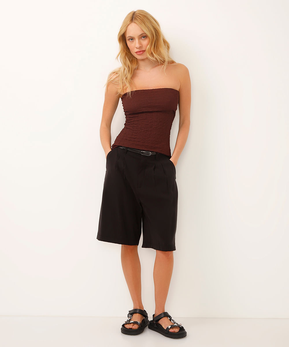 blusa alongada sem alça texturizada marrom