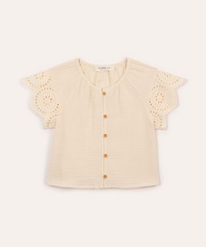 camisa de algodão infantil com laise floral bege