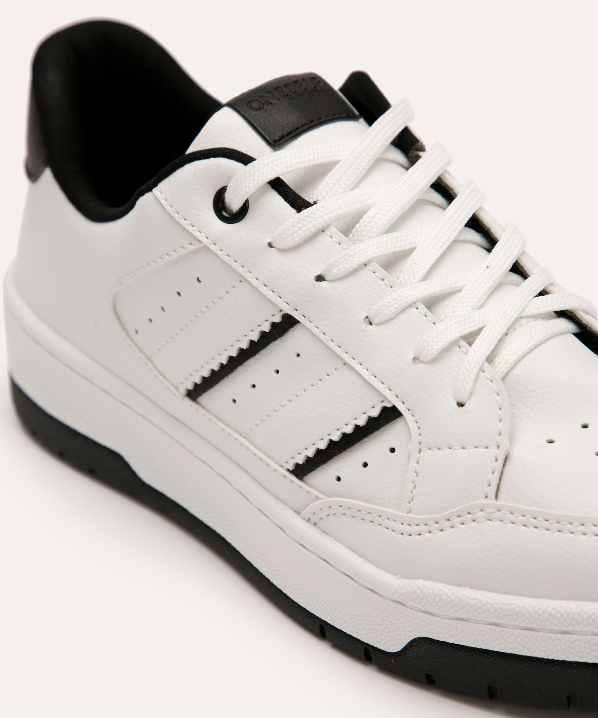 tênis casual com recortes bicolor oneself branco