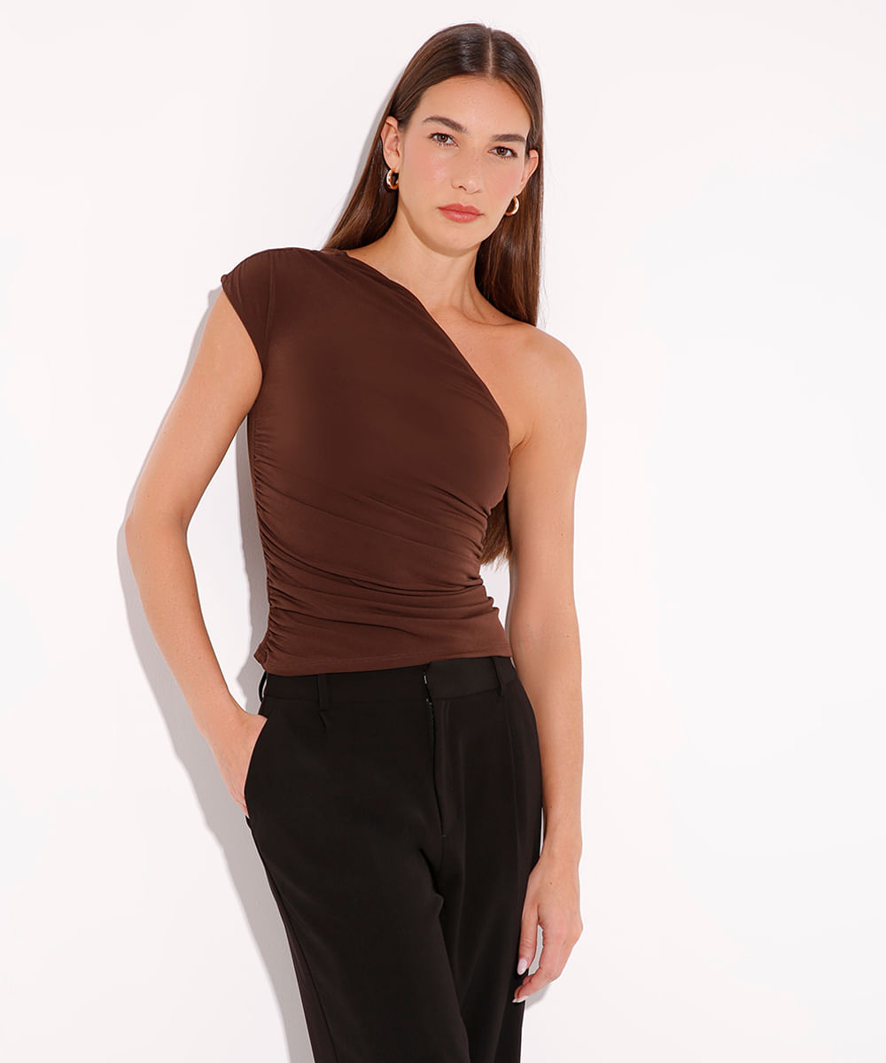 blusa ombro único com franzido mindset marrom