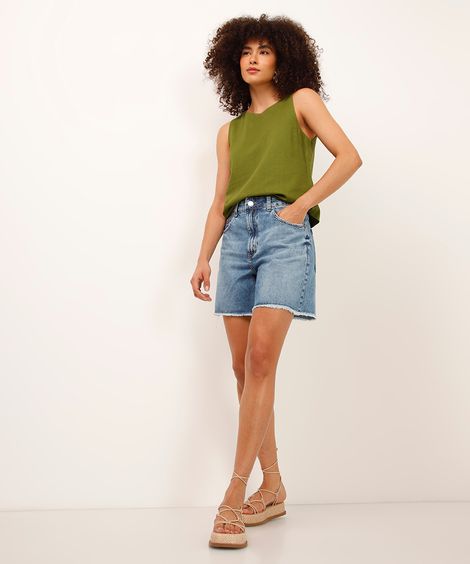 bermuda mom jeans cintura média barra desfiada azul