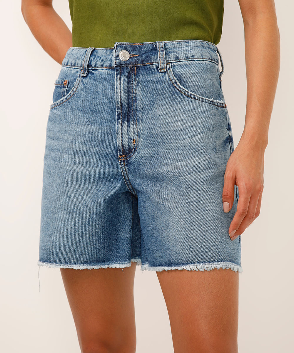 bermuda mom jeans cintura média barra desfiada azul