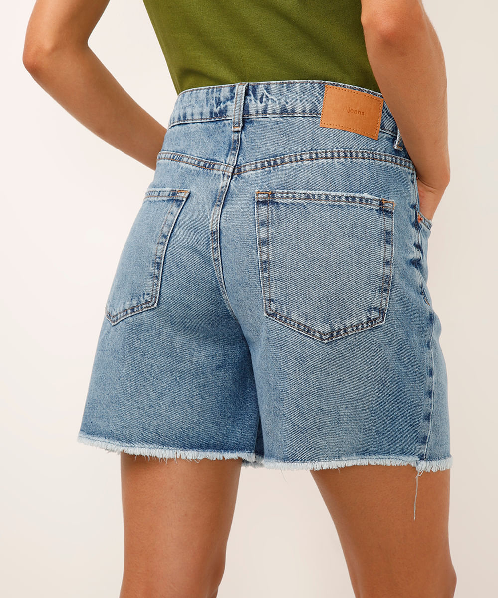 bermuda mom jeans cintura média barra desfiada azul