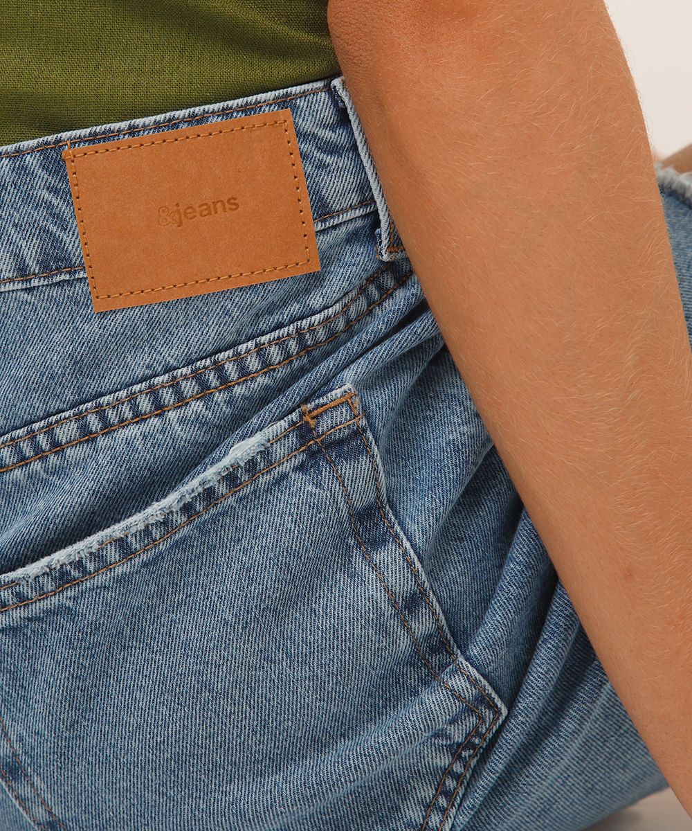 bermuda mom jeans cintura média barra desfiada azul