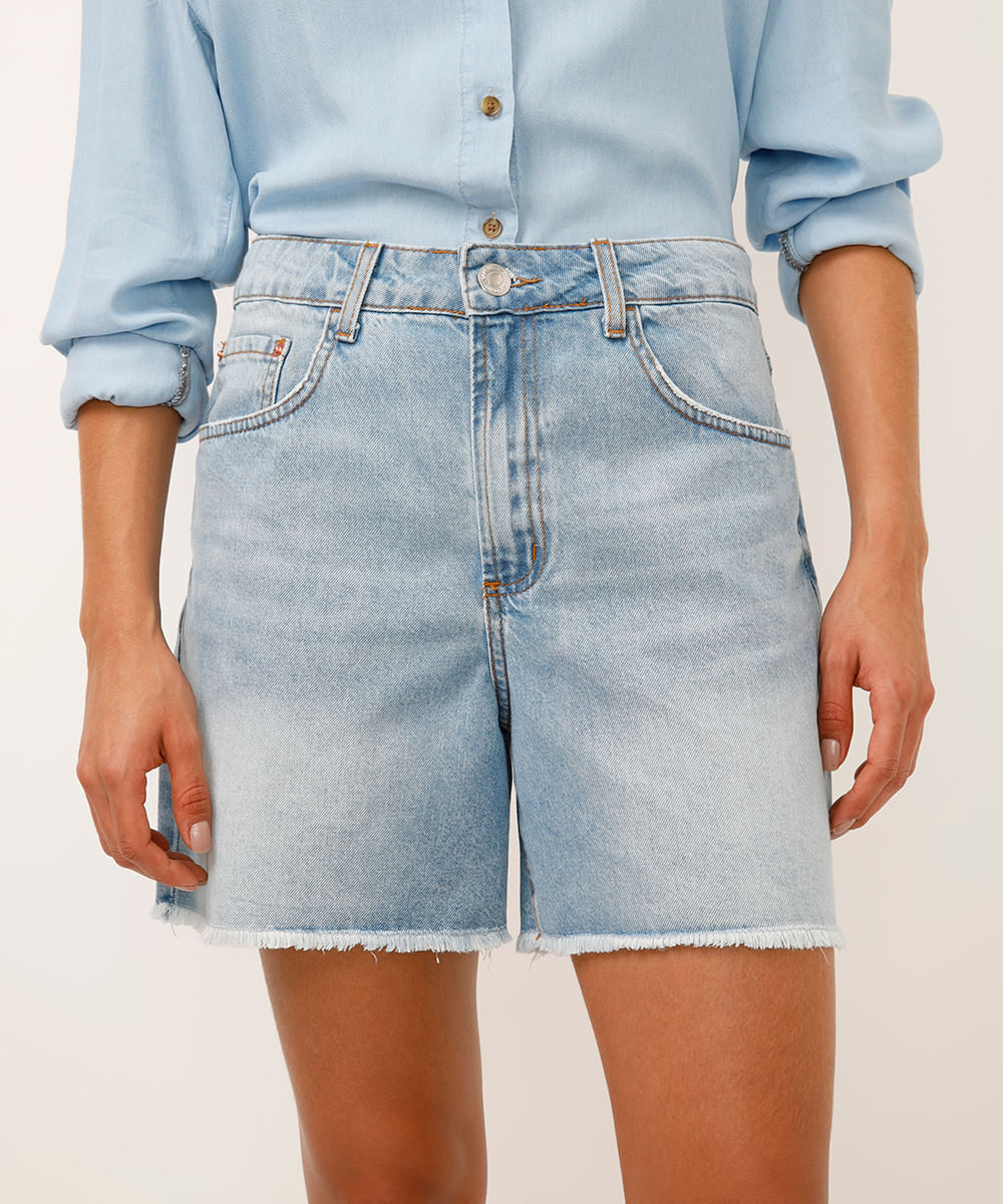 bermuda mom jeans cintura média barra desfiada azul