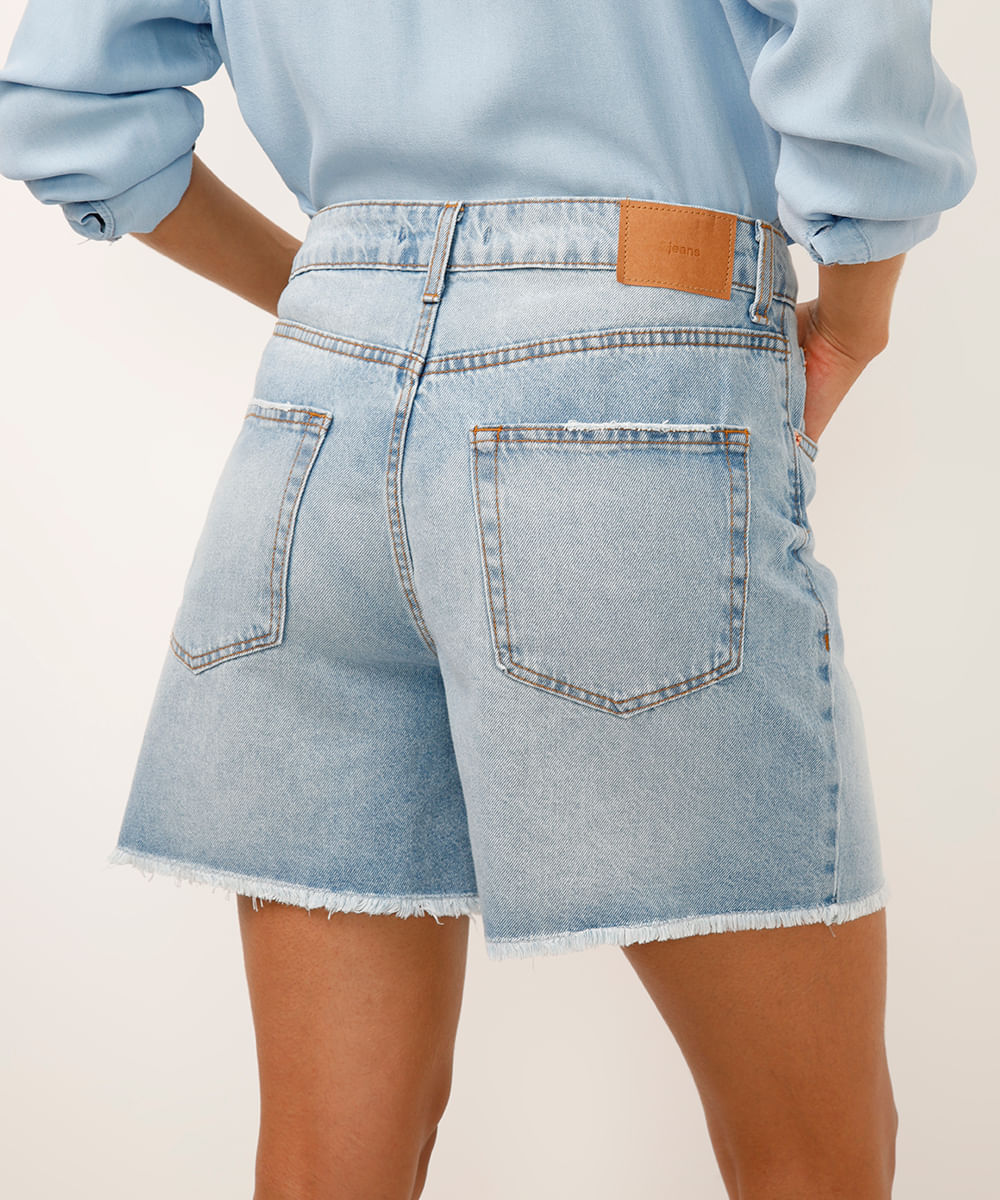 bermuda mom jeans cintura média barra desfiada azul